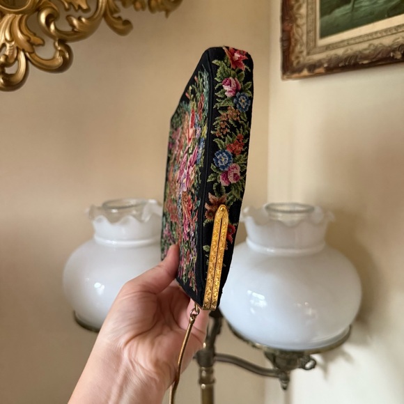 1950s Floral Embroidered Clutch - Picture 5 of 10